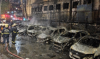 मुंबई के गोवंडी में आग लगने से 10 कार क्षतिग्रस्त